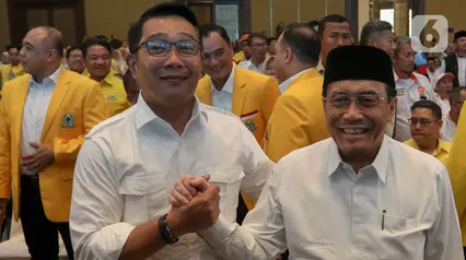 Ridwan Kamil - Suswono melakukan salam komando saat acara deklarasi bakal calon gubernur pada Pilkada DKI Jakarta 2024 di Hotel Sultan, Jakarta, Senin (19/8/2024). (Liputan6.com/Herman Zakharia)