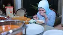 "Mamah juga jarang masak. Ini aku nyobain sedikit saja nggak. Karena aku habis operasi gigi empat hari lalu," lanjut Prilly di kediamannya kawasan Pengayoman, Tangerang, Banten, Jumat (15/6/2018). (Adrian Putra/Bintang.com)