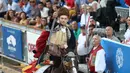 Seorang penunggang kuda dalam balutan kostum tradisional berkompetisi dalam turnamen lancing Sinjska Alka di Sinj, Kroasia pada 9 Agustus 2020. Kompetisi berkuda tersebut dimasukkan dalam Daftar Warisan Budaya Takbenda UNESCO pada 2010. (Xinhua/Pixsell/Ivo Cagalj)