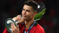 Konsistensi adalah kunci bagi pemain-pemain dengan pemilik caps internasional terbanyak ini. Tak hanya penampilan konsisten di level internasional, tetapi penampilan di level klub yang paling menentukan agar nantinya dipanggil oleh negaranya berhelat di ajang internasional. (Foto: AFP/Gabriel Bouys)