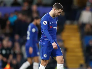 Pemain Chelsea Eden Hazard (kanan) dan Alvaro Morata tertunduk lesu usai pertandingan melawan Southampton pada lanjutan Liga Inggris di Stamford Bridge, London (2/1). Chelsea bermain imbang 0-0 atas Southampton. (AP Photo/Frank Augstein)