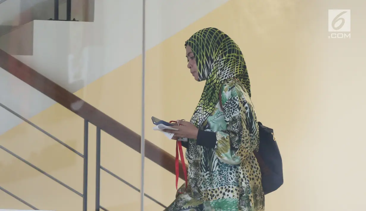 Mantan anggota DPR RI Wa Ode Nurhayati menaiki tangga menuju ruang pemeriksaan di Gedung KPK, Jakarta, Jumat (13/7). Ini merupakan pertama kalinya Wa Ode Nurhayati diperiksa terkait kasus e-KTP. (Liputan6.com/Herman Zakharia)