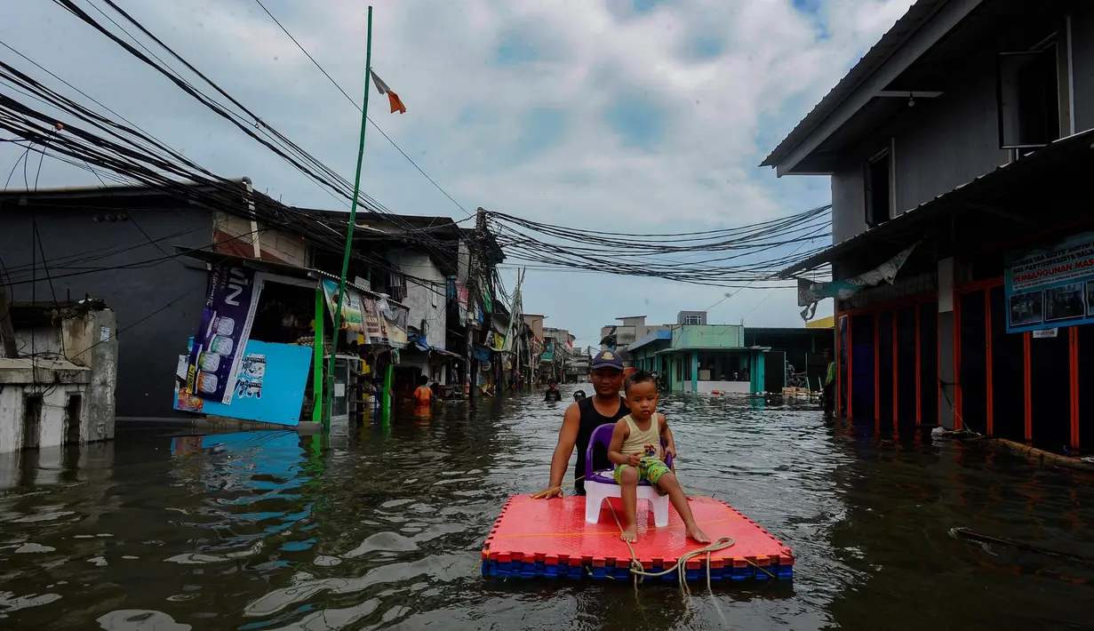 Fenomena banjir pesisir atau rob juga berimbas pada aktivitas warga di pesisir Jakarta. (merdeka.com/Arie Basuki)