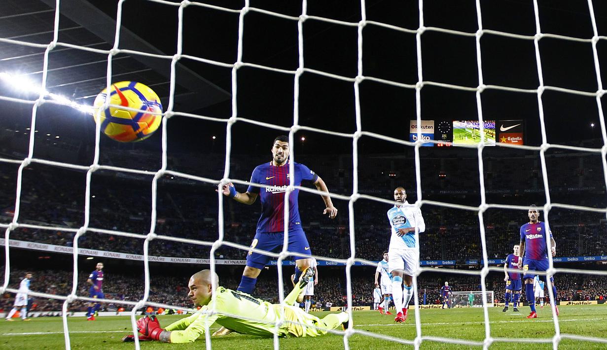 Aksi pemain FC Barcelona, Luis Suarez saat membobol gawang Deportivo Coruna pada lanjutan La Liga Santander di Camp Nou stadium, Barcelona, (17/12/2017). Barcelona menang 4-0. (AP/Manu Fernandez)