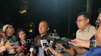 Menteri Sekretaris Negara Prasetyo Hadi usai rapat bersama Presiden Prabowo di Jalan Kertanegara IV, Jakarta Selatan, Minggu (12/10/2025) (Liputan6.com/Lizsa Egeham)