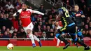 Striker Arsenal, Alexandre Lacazette berusaha menendang bola pada leg pertama perempat final Liga Eropa saat menghadapi Napoli di Stadion Emirates, Kamis (11/4). Arsenal mendekatkan diri ke semifinal setelah berhasil mengalahkan Napoli 2-0. (REUTERS/Eddie