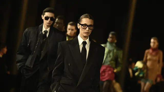 Model papan atas Amerika Bella Hadid mempersembahkan kreasi Saint Laurent untuk koleksi Women Ready-to-wear Spring-Summer 2025 sebagai bagian dari Paris Fashion Week, di Paris pada 24 September 2024