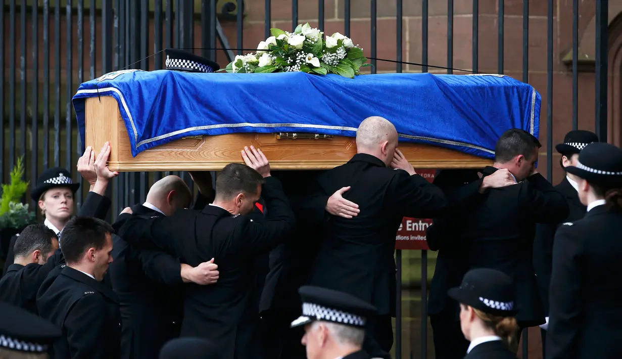 Jenazah Dave Phillips saat dibawa kedalam Gereja Anglican, Liverpool, Inggris, Senin (2/11/2015). Lebih dari 2000 polisi mengikuti upacara pemakaman Dave Phillips. (REUTERS/Darren Staples)