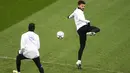Bagi Les Parisiens, kemenangan di laga kandang melawan Newcastle nanti menjadi harga mati. Tampak dalam foto, penyerang Paris Saint-Germain asal Portugal, Goncalo Ramos mengoper bola saat sesi latihan di Campus Paris Saint-Germain di Poissy, pinggiran barat Paris, pada Selasa 27 Januari 2026. (Franck FIFE/AFP)