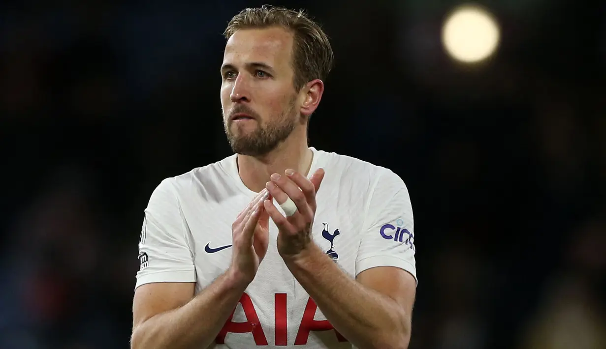 Di balik prestasi individunya yang luar biasa, Harry Kane ternyata masuk ke dalam daftar pemain top Inggris yang belum pernah merasakan gelar bergengsi bersama klubnya. Kesempatan emas yang pernah didapatkan sepanjang kariernya di Tottenham adalah ketika bermain di final Liga Champions 2019/2020 lalu. Sayangnya, The Lilywhites harus kalah 0-2 dengan Liverpool. Umurnya yang kini telah menginjak 29 tahun membuat Kane akan semakin kesulitan untuk meraih trofi. Apalagi dengan persaingan yang begitu ketat. (AFP/Nigel Roddis)