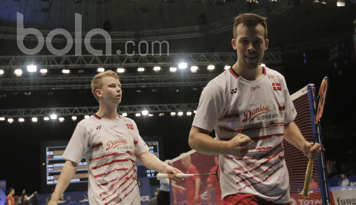 Pasangan Denmark, Kim Astrup/Anders Skaarup Rasmussen, berhadapan dengan pasangan Kevin Sanjaya Sukamuljo/Marcus Fernaldi Gideon di Indonesia Open 2017 di JCC, Rabu (14/6/2017). (Bola.com/M Iqbal Ichsan)