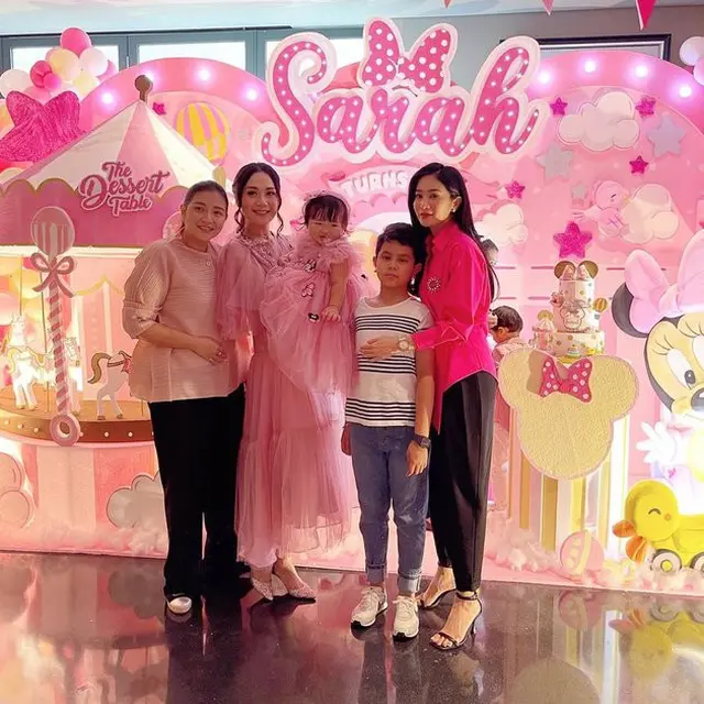 7 Potret Ulang Tahun Perdana Putrih Ahok, Rayakan dengan Tema Serba Pink