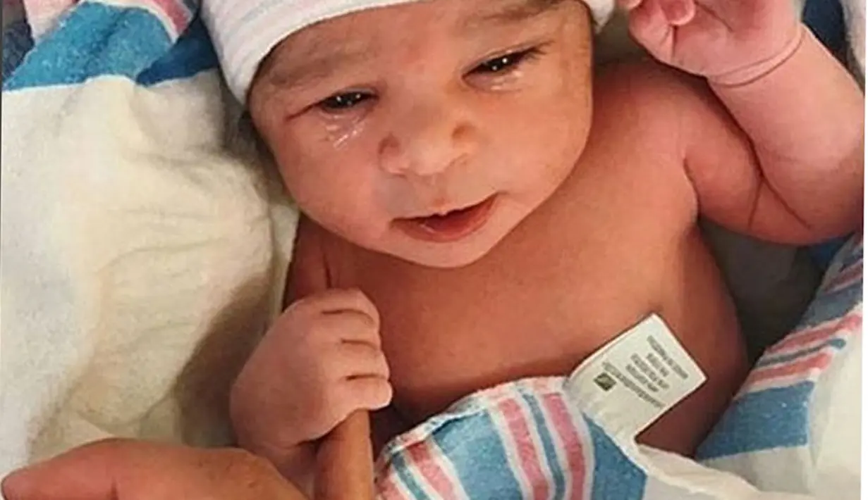 Kebahagiaan itu dibuktikan Rob dengan mengunggah foto Baby Dream untuk pertama kali di akun instagramnya. Bersama foto itu, Rob juga menuliskan sebuah caption berupa ucapan terima kasih kepada Blac yang sudah melahirkan Dream. (Instagram/Robkardashian)
