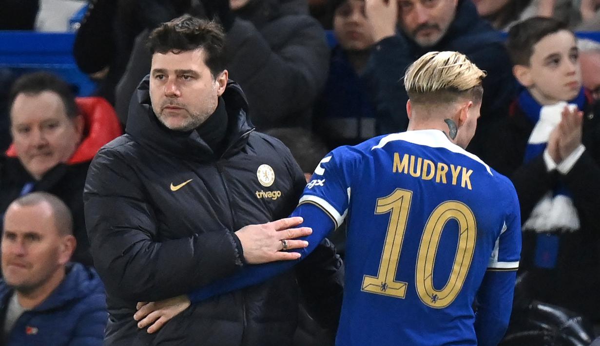 <p>Pelatih Chelsea, Mauricio Pochettino, tetap mengamati permainan anak asuhnya saat menyambut Mykhailo Mudryk yang diganti pada laga melawan Leeds United dalam duel putaran kelima FA Cup 2023/2024 di Stadion, Kamis (29/2/2024). (AFP/Glyn Kirk)</p>