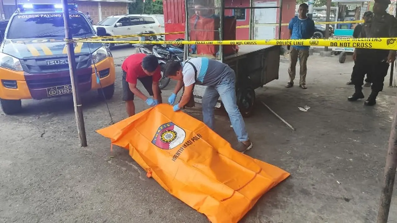 Polisi mengevakuasi mayat dalam karung yang ternyata merubakan korban pembunuhan oleh suami dan dua anaknya.