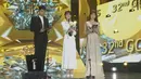Saat memberikan pidato kemenangan, IU sempat membahas mengenai Jonghyun SHINee yang meninggal dunia lantaran bunuh diri. (Foto: YouTube/IBT IU)