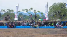 Ribuan pasang mata menyaksikan secara langsung Yamaha Cup Race (YCR) 2024. Antuasiasme warga memang sangat tinggi untuk bisa menonton balapan yang sempat vakum akibat pandemi COVID-19 ini. (Bola.com/M Iqbal Ichsan)
