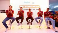 Lima pemain Persija Jakarta, Hanif Sjahbandi, Aji Kusuma, Riko Simanjuntak, Ilham Rio Fahmi, dan Muhammad Ferarri (kiri ke kanan) hadir dalam acara meet and greet bertajuk Rumah Indofood di Jakarta International Expo (JIExpo) Kemayoran, Jakarta Pusat, pada Kamis (22/6/2023). (Bola.com/M Iqbal Ichsan)