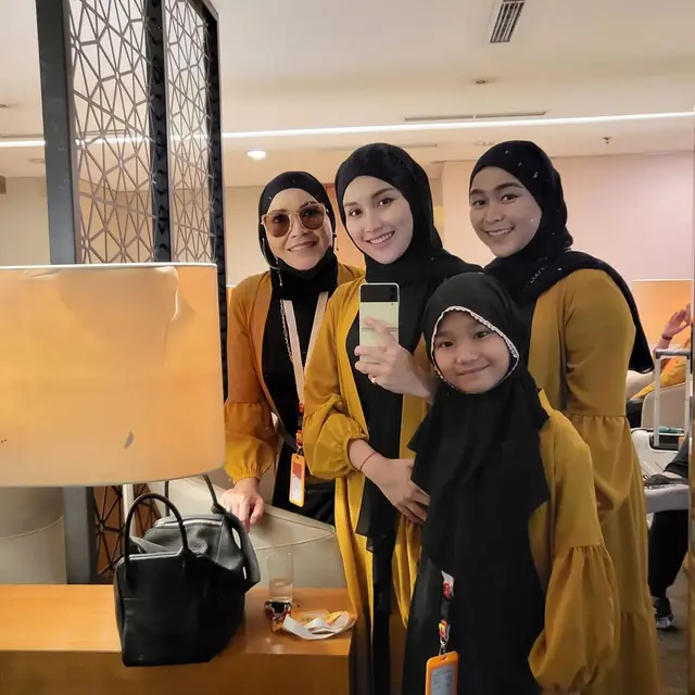 Ayu Ting Ting mengunggah momen berangkat umrah pada tahun 2022 (Foto: Instagram @ayutingting92)