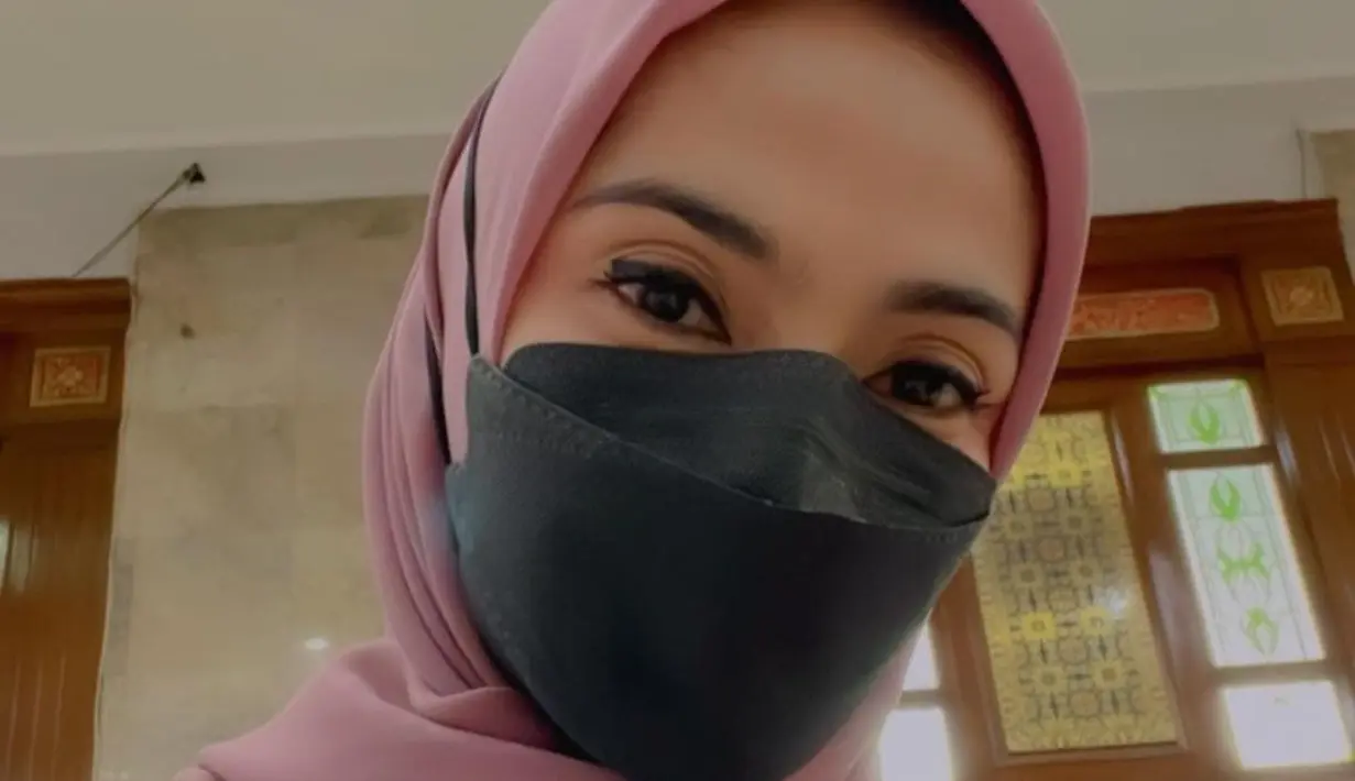 <p>Ia mempermanis tampilan dengan pulasan eye liner dan lipstik untuk segarkan penampilannya. (Foto: Instagram/ Maudy Koesnaedi)</p>