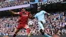 Gelandang Liverpool, Emre Can, berebut bola dengan bek Manchester City, Benjamin Mendy, pada laga Premier League di Stadion Ettihad, Manchester, Sabtu (9/9/2017). City menang 5-0 atas Liverpool. (AFP/Oli Scarff)