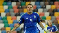 Jelang waktu turun minum, Italia unggul lewat eksekusi penalti Mateo Retegui pada menit ke-45+2. Di babak kedua, Mateo Retegui menambah keunggulan Gli Azzurri lewat gol yang dicetak pada menit ke-74. (AP Photo/Luca Bruno)