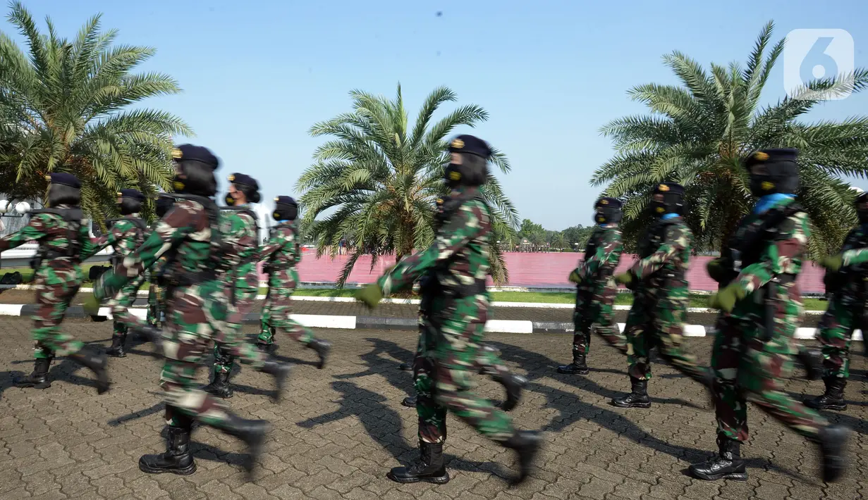 Prajurit wanita TNI saat apel bersama dalam rangka peringatan Hari Kartini 2021 di Mabes TNI, Cilangkap, Jakarta Timur, Rabu (21/4/2021). Apel ini bertema "Dilandasi Semangat Kesatria dan Profesionalisme Prajurit Wanita TNI Tetap Produktif Di tengah Pandemi COVID-19. (merdeka.com/Imam Buhori)