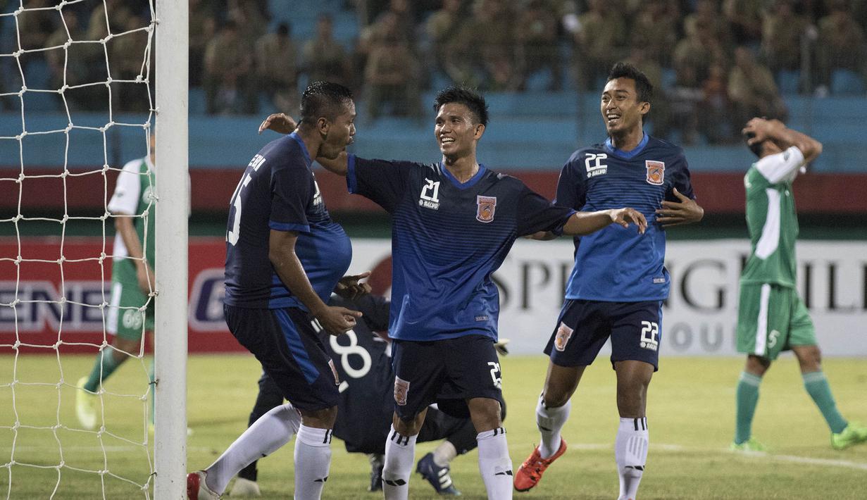 Pemain PBFC, Febri Setiyadi, merayakan gol yang dicetaknya ke gawang PS TNI pada laga Piala Jenderal Sudirman di Gelora Delta Sidoarjo, Jawa Timur, Rabu (18/11/2015). (Bola.com/Vitalis Yogi Trisna)