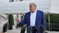 Presiden AS Donald Trump saat keluar dari Air Force One, yang mendarat di bandara Schiphol, Amsterdam, untuk menghadiri pertemuan puncak NATO di Den Haag, pada 24 Juni 2025. (Brendan Smialowski/AFP)