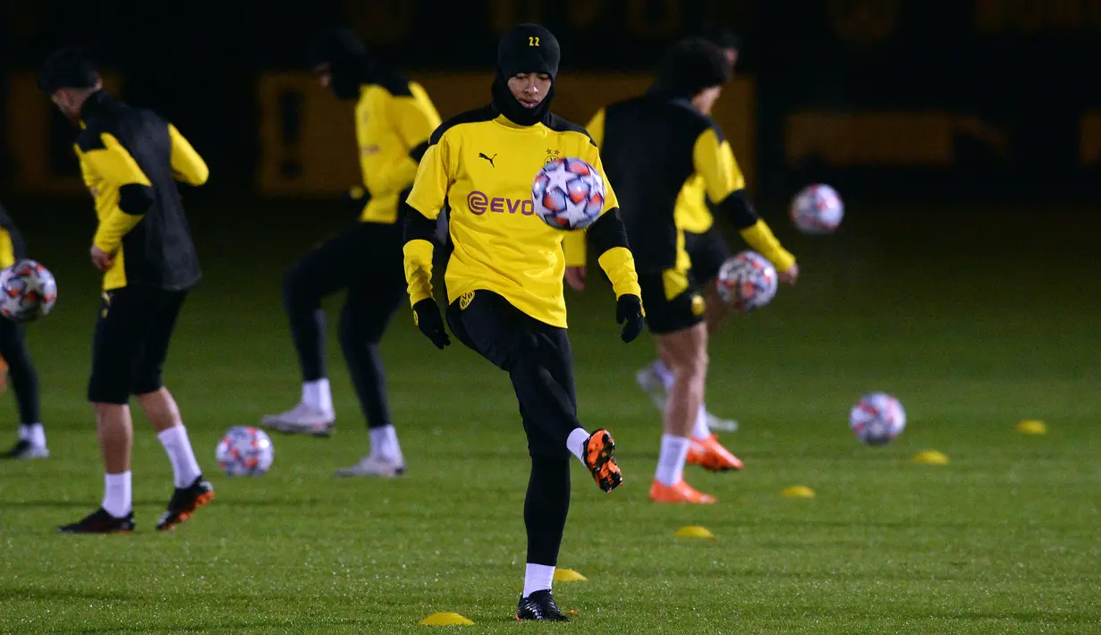 Gelandang Dortmund Jude Bellingham melakukan pemanasan dengan bola saat sesi latihan menjelang pertandingan grup F Liga Champions UEFA kontra Lazio di Dortmund, Jerman barat, Selasa (1/12/2020). Big match Dortmund vs Lazio akan berlangsung pada Kamis (3/12) dinihari WIB. (UWE KRAFT/AFP)