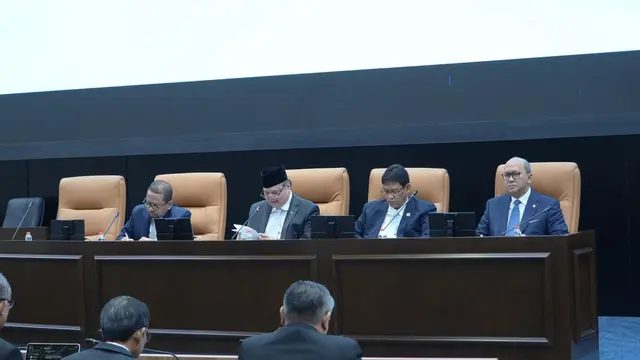 Menteri Koordinator Bidang Perekonomian Airlangga Hartarto dalam Konferensi Pers