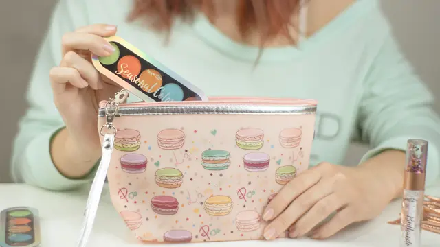Contoh ilustrasi mengorganisir kembali tas makeup
