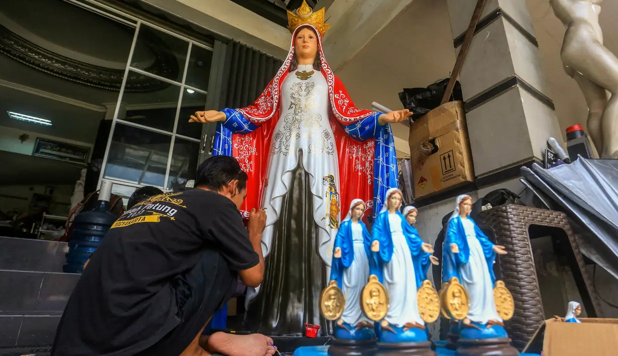 Patung-patung ini dipasarkan dengan kisaran harga bervariasi tergantung ukuran serta tingkat kerumitan dalam proses pembuatannya. (DEVI RAHMAN/AFP)