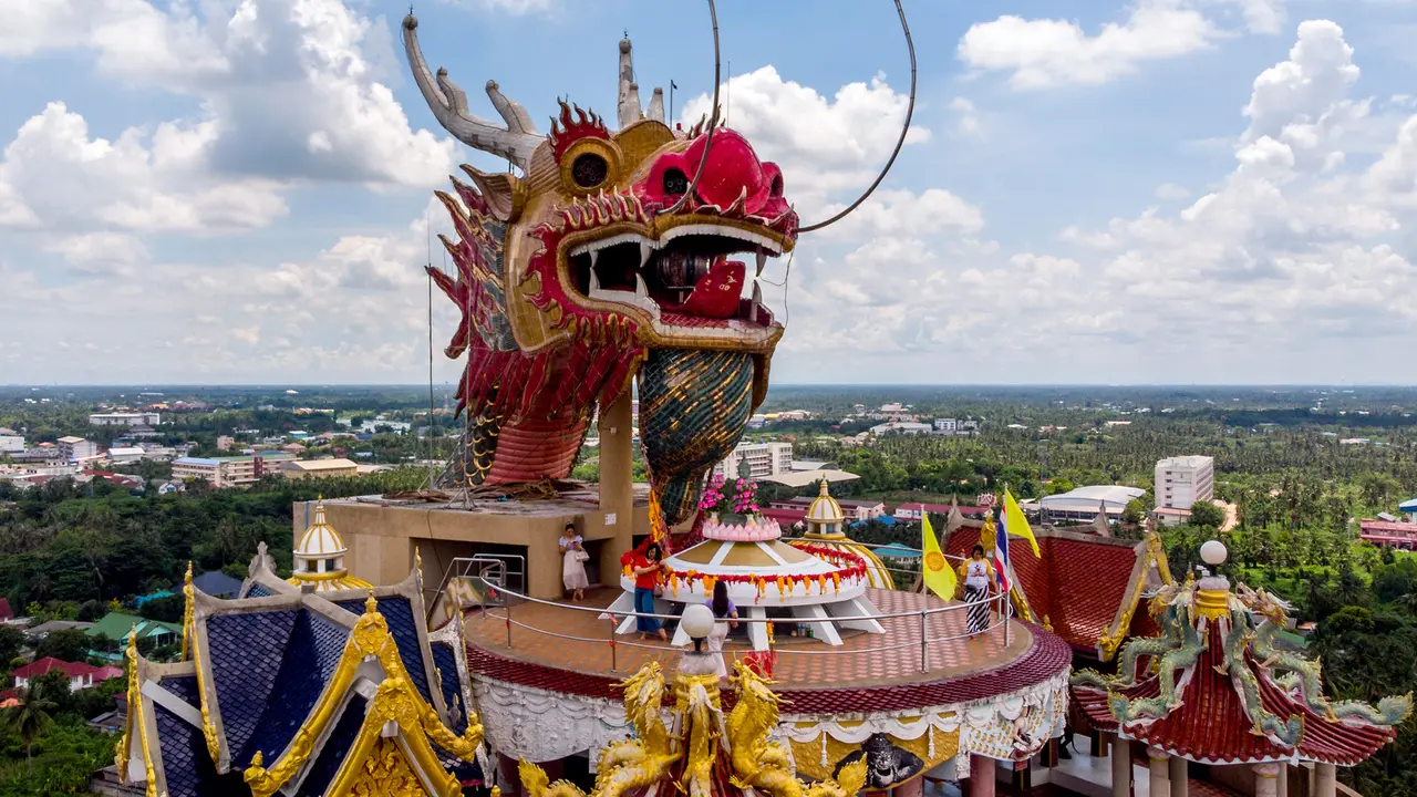 Wat Samphran, Kuil yang Dililit Naga Raksasa