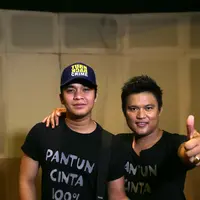 Billy Syahputra dan Posan Tobing di live streaming lagu 'Pantun Cinta 100%'. (Nurwahyunan/Bintang.com)