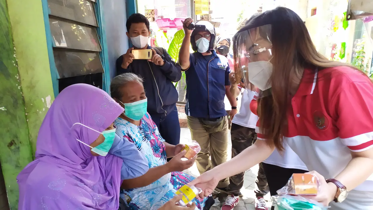 Pengusaha kuliner nusantara (Kayanna Resto) Ellen Sulistyo membagikan obat-obatan ke janda-janda di Surabaya. (Dian Kurniawan/Liputan6.com)
