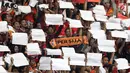 Ribuan suporter Persija Jakarta, The Jakmania membentuk formasi pada laga final Piala Presiden 2018 antara Persija Jakarta melawan Bali United di Stadion Utama GBK, Senayan, Jakarta, Sabtu (17/2). (Liputan6.com/Arya Manggala)
