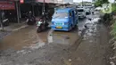 Kendaraan menghindari lubang yang cukup dalam akibat jalan yang rusak di Jalan Raya Bojonggede, Bogor Senin (11/5/2020). Beberapa titik jalan yang menghubungkan Citayam Depok - Bojonggede Bogor mengalami kerusakan yang cukup parah sejak tiga bulan terakhir. (merdeka.com/Arie Basuki)