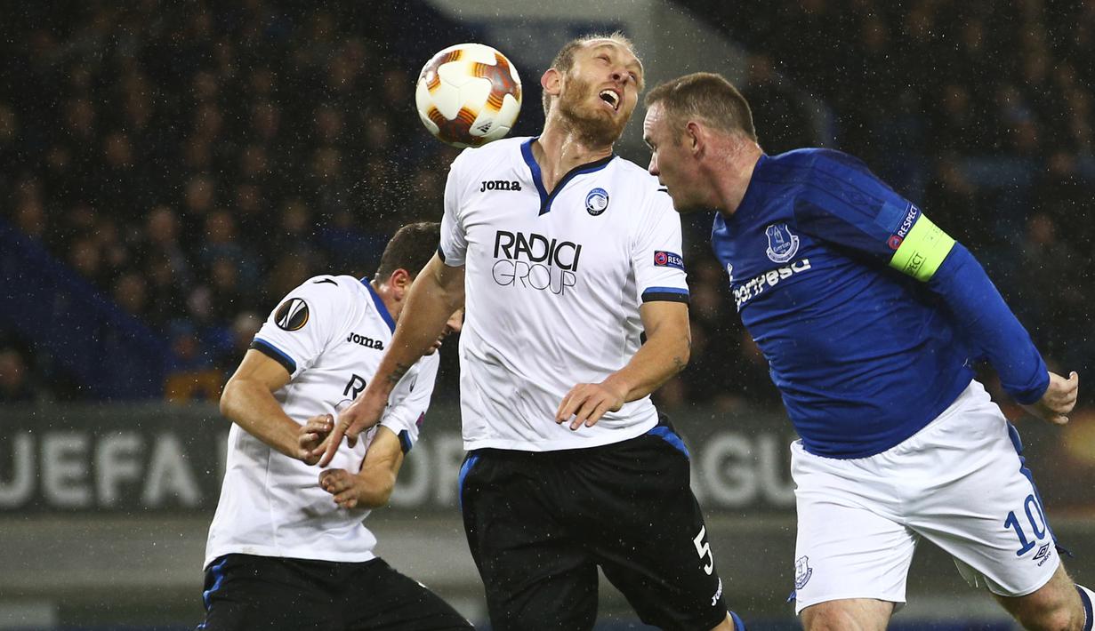 Aksi Wayne Rooney  (kanan) menyundul bola melewati pemain Atalanta, Andrea Masiello pada laga grup E Liga Europa di Goodison Park, Liverpool (23/11/2017). Everton kalah 1-5. (AP/Dave Thompson)