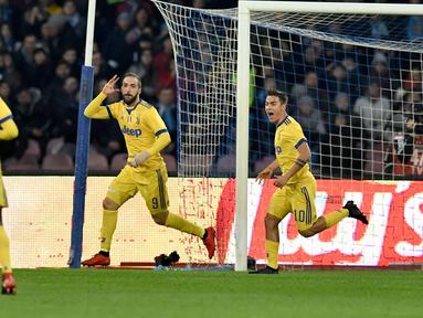 Pemain Juventus, Gonzalo Higuain (2kiir) merayakan gol ke gawang Napoli pada lanjutan Serie A Italia di San Paolo stadium, Naples, (1/12/2017). Juventus menang 1-0 atas Napoli. (AFP/Tiziana Fabi)