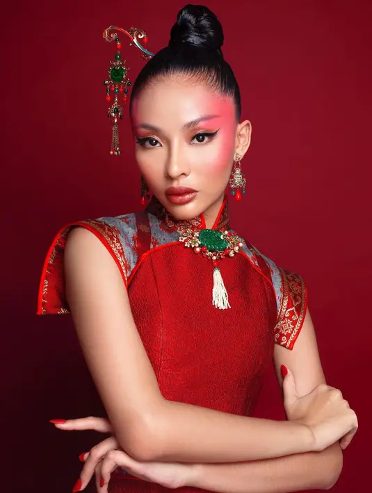 Dalam riasan bernuansa oriental, Andina Julie seperti tak dikenali (Foto: Instagram @andina_julie)