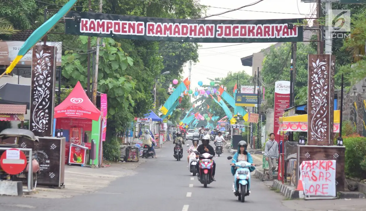 Pengendara melintasi gapura "Kampoeng Ramadhan Jogokariyan" di Jalan Jogokaryan Yogyakarta, Senin (21/5). Kampoeng Ramadhan Jogokaryan adalah salah satu program dari masjid Jogokariyan untuk menyemarakan bulan suci Ramadan. (Liputan6.com/Gholib)