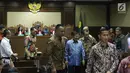 Wakil Presiden, Jusuf Kalla (tengah) meninggalkan ruang sidang usai menjadi saksi meringankan pada lanjutan pengajuan PK atas putusan kasasi kasus DOM dengan pemohon Jero Wacik di Pengadilan Tipikor Jakarta, Senin (13/8). (Liputan6.com/Helmi Fithriansyah)