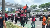 Buruh yang akan demo kenaikan BBM menuju Gedung DPR, Selasa (6/9/2022). (Liputan6.com/Ave Martevalenia)