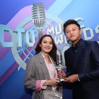 Sheryl Sheinafia, Rizky Febian, dan Chandra Liow, penyanyi muda berbakat Indonesia menjalani proyek bareng dengan melahirkan sebuah single yang berjudul ‘Sweet Talk’. (Adrian Putra/Bintang.com)