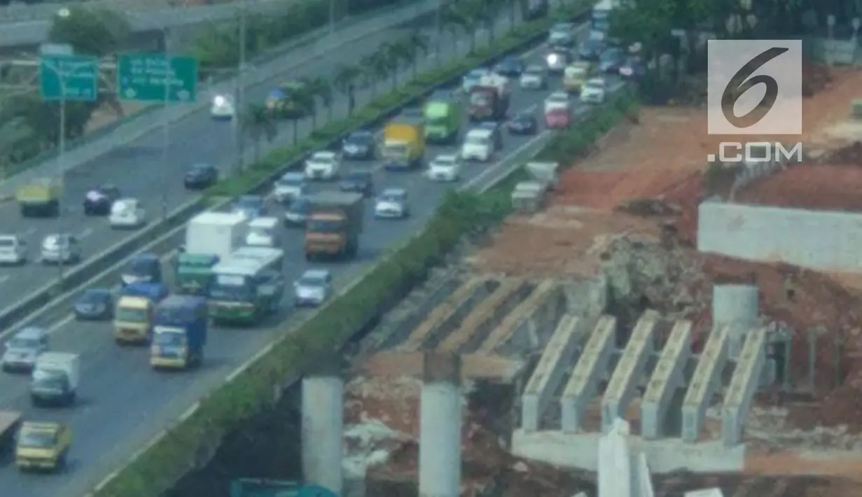 Kondisi salah satu bagian dari proyek Tol Depok-Antasari yang ambruk di Jalan Pangeran Antasari, Jakarta Selatan (2/1). Belum diketahui ada korban jiwa atau luka akibat kejadian ini. (Liputan6.com/Istimewa)