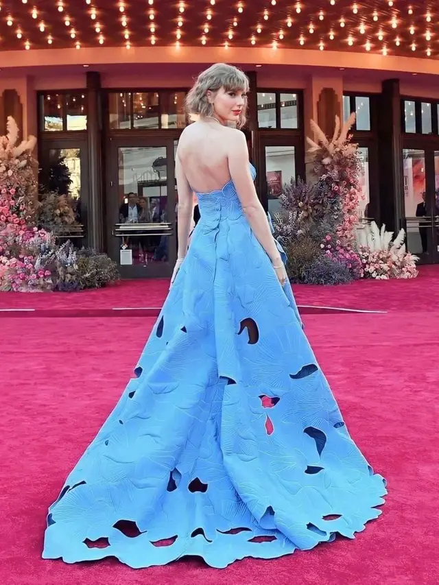 8 Penampilan Stunning Taylor Swift Dibalut Gaun Oscar de La Renta di Premiere Film ‘The Eras Tour’