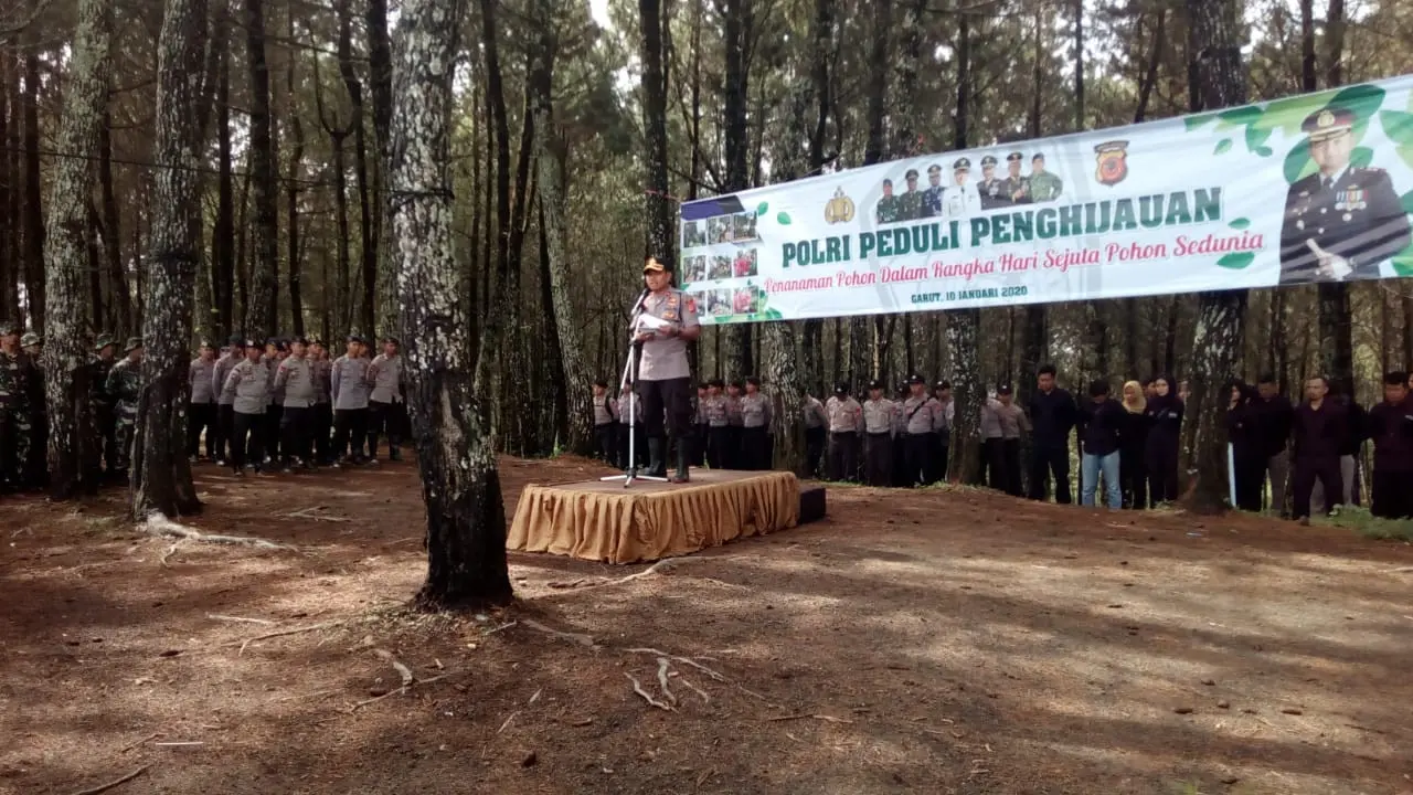 Dimpimpin Wakapolres Garut Kompol Abdul Kholik, sekitar 1,000 perserta gabungan TNI-Polres Garut dan  unsur pemerintah lainnya, sebelum penanaman pohon dalam program Polri Peduli Penghijauan di area konservasi Hutan Kamojang, Garut, Jawa Barat