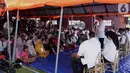 Presiden Joko Widodo berdialog dengan pengungsi korban gempa di Universitas Darussalam, Kecamatan Tulehu, Kabupaten Maluku Tengah (29/10/2019). Mereka yang mengungsi merupakan penyintas gempa Magnitudo 6,5 yang mengguncang wilayah Maluku pada 26 September 2019 lalu. (Liputan6.com/Biro Pers)
