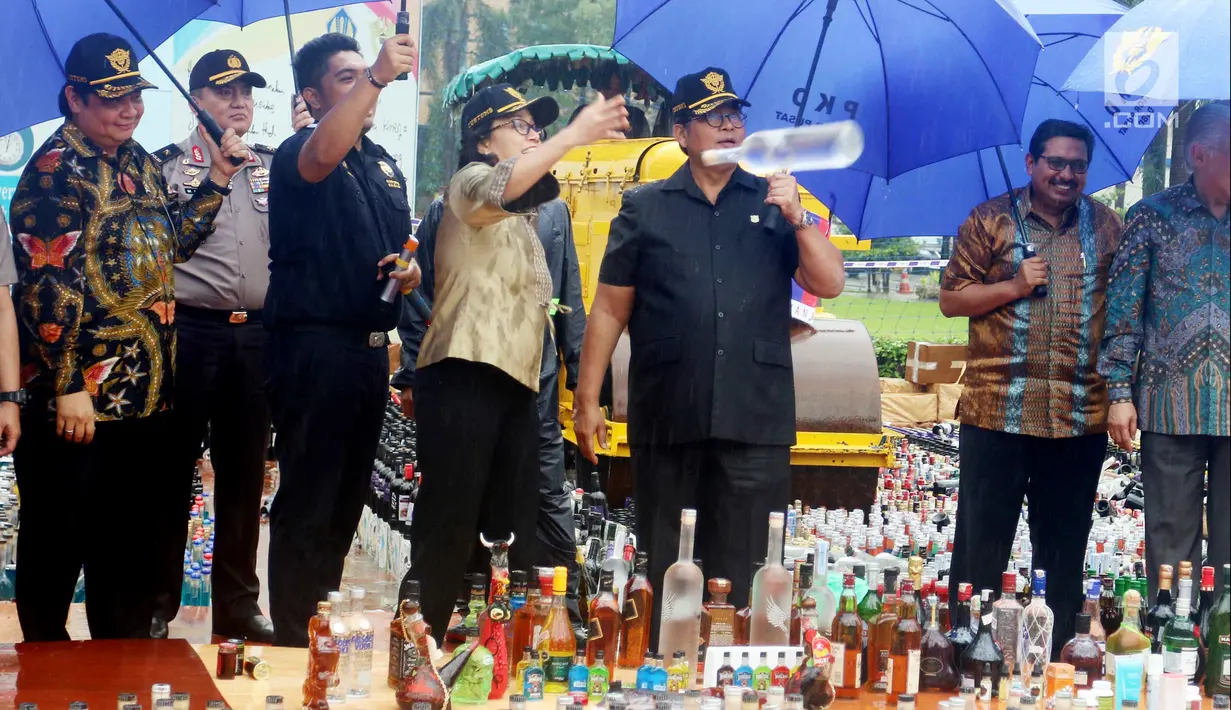 Menkeu Sri mulyani saat memusnahkan barang bukti sitaan di Kantor Bea dan Cukai, Jakarta, Kamis (15/2). Barang-barang yang dimusnahkan merupakan hasil tangkapan Bea dan Cukai secara berkesinambungan. (Liputan6.com/AnggaYuniar)